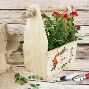 drewniana doniczka na kwiaty z nadrukiem i sznurowym uchwytem na prezent dla babci na święta