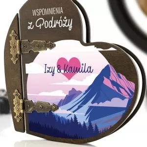 kolorowy nadruk personalizacji na  albumie w drewnianej oprawie na prezent dla pary przyjaciół