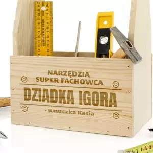 drewniana skrzynka na narzędzia z dedykacją na praktyczny prezent dla dziadka