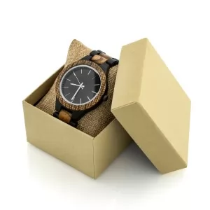 drewniany zegarek na poduszeczce w pudełku prezentowym na prezent dla męża na rocznicę ślubu