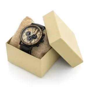 drewniany zegarek na poduszeczce w pudełku prezentowym na prezent dla taty na święta