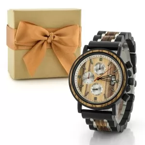 pudełko prezentowe i drewniany zegarek na prezent dla niego