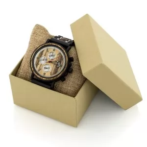 drewniany zegarek na poduszeczce w pudełku prezentowym na prezent dla chłopaka na urodziny