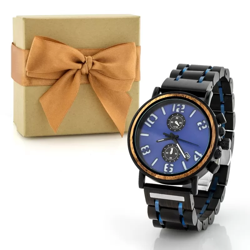 pudełko prezentowe i drewniany zegarek na prezent dla męża