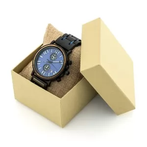 drewniany zegarek na poduszeczce w pudełku prezentowym na prezent dla męża na rocznicę ślubu