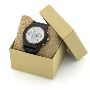 drewniany zegarek na poduszeczce w pudełku prezentowym na prezent dla taty na święta