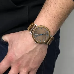elegancki drewniany zegarek na rękę na prezent dla ukochanego na walentynki 