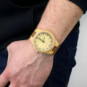 elegancki drewniany zegarek na rękę na prezent dla ukochanego na walentynki 