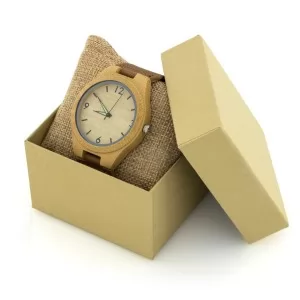 drewniany zegarek na poduszeczce w pudełku prezentowym na prezent dla chłopaka na walentynki