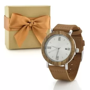 pudełko prezentowe i drewniany zegarek na prezent dla niej