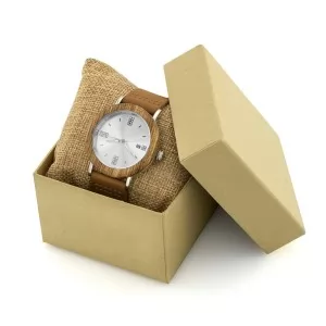 drewniany zegarek na poduszeczce w pudełku prezentowym na prezent dla żony na imieniny