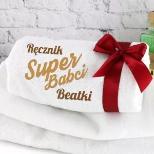 ręcznik z haftem personalizacji zapakowany w elegancka wstążkę na prezent dla babci na urodziny