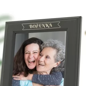 ramka na zdjęcia z grawerem personalizacji na prezent dla babci na urodziny