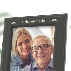 ramka na zdjęcia z grawerem personalizacji na prezent dla dziadka na urodziny