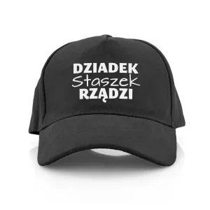 nadruk personalizacji na czarnej czapce z daszkiem dla dziadka na urodziny