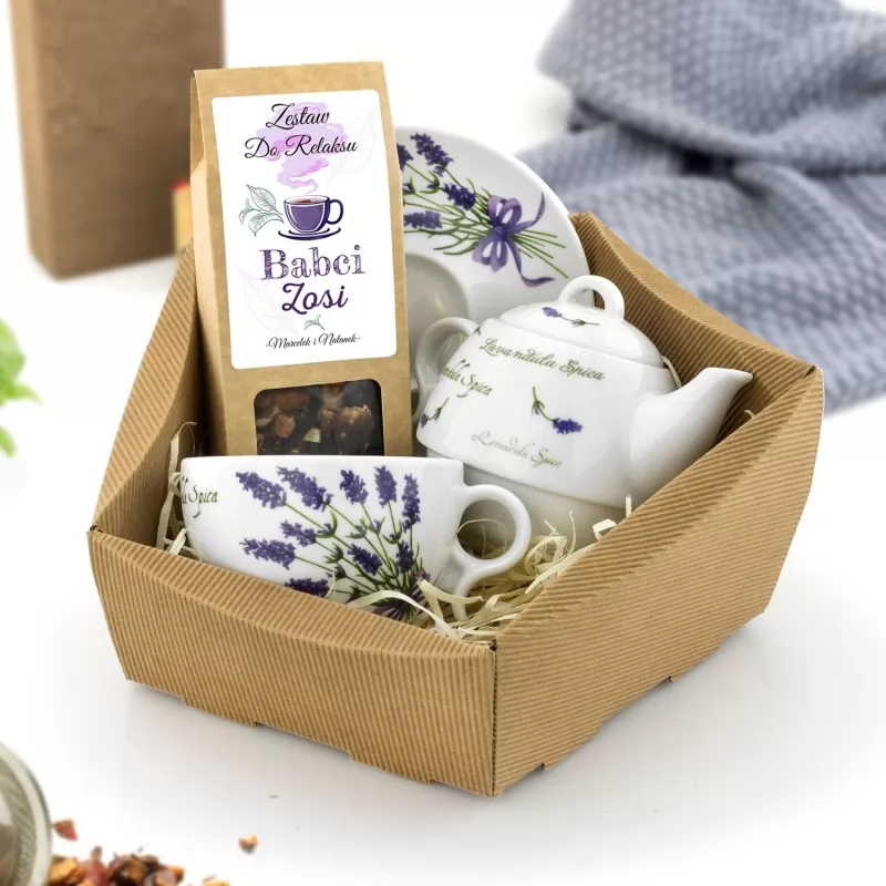 zestaw herbaciany w koszu kartonowym na dzień babci
