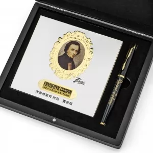 album z utworami Chopina i pióro w pudełku na ekskluzywny prezent dla szefa na imieniny
