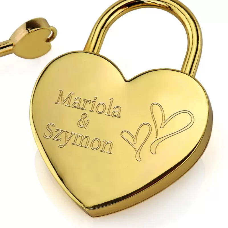 grawer personalizacji na złotej kłódce miłości na walentynki dla pary zakochanychzłota kłódka z kluczykiem na upominek walentynkowy