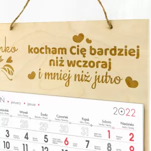 drewniany kalendarz z grawerem