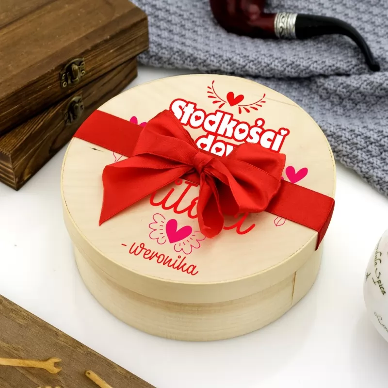 Drewniane pudełko z nadrukiem personalizacji na prezent na walentynki dla ukochanego