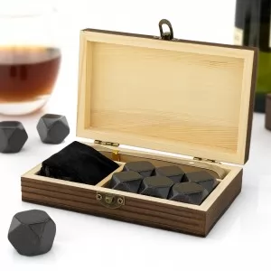 kamienie do whisky w szkatułce z grawerem na prezent dla miłośnika whisky