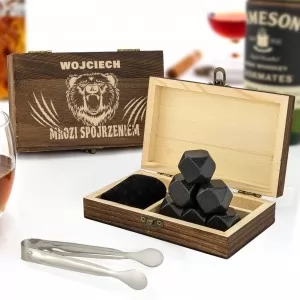 Grawerowana szkatułka z imieniem i kamieniami do whisky dla miłośnika whisky