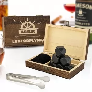 kamienie chłodzące whisky w grawerowanym pudełku sosnowym