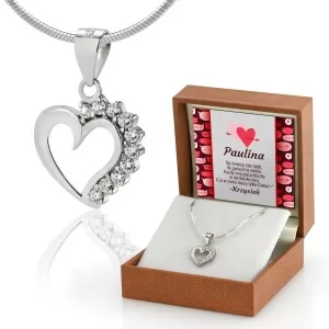 serduszko srebrne z kamykami na łańcuszku w pudełku z personalizacją na prezent dla kobiety