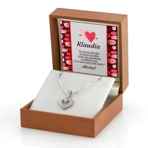 srebrny naszyjnik serduszko z personalizacją wewnątrz pudełka to dobry pomysł na prezent dla kobiety