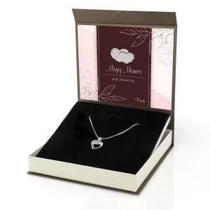 srebrny naszyjnik z personalizacją w pudełku dla kobiety