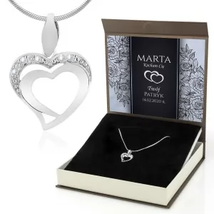 Srebrny naszyjnik z serduszkiem i z dedykacją wewnątrz pudełka na prezent dla kobiety