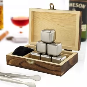 kostki do alkoholi ze stali nierdzewnej w pudełku drewnianym