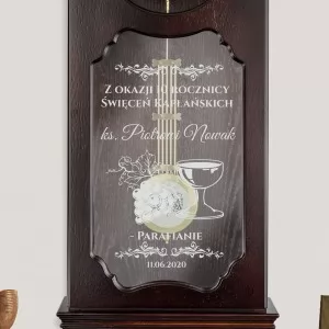 Ciemny zegar drewniany adler wiszący z grawerem na prezent dla księdza