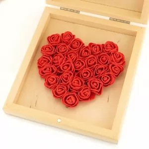 szkatułka drewniana z  różami piankowymi