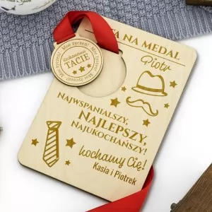 drewniana tabliczka z medalem na prezent dla taty