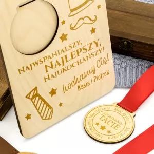 drewniana tabliczka z medalem  grawerem dedykacji na prezent dla taty