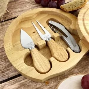 deska drewniana z zestawem noży do serów