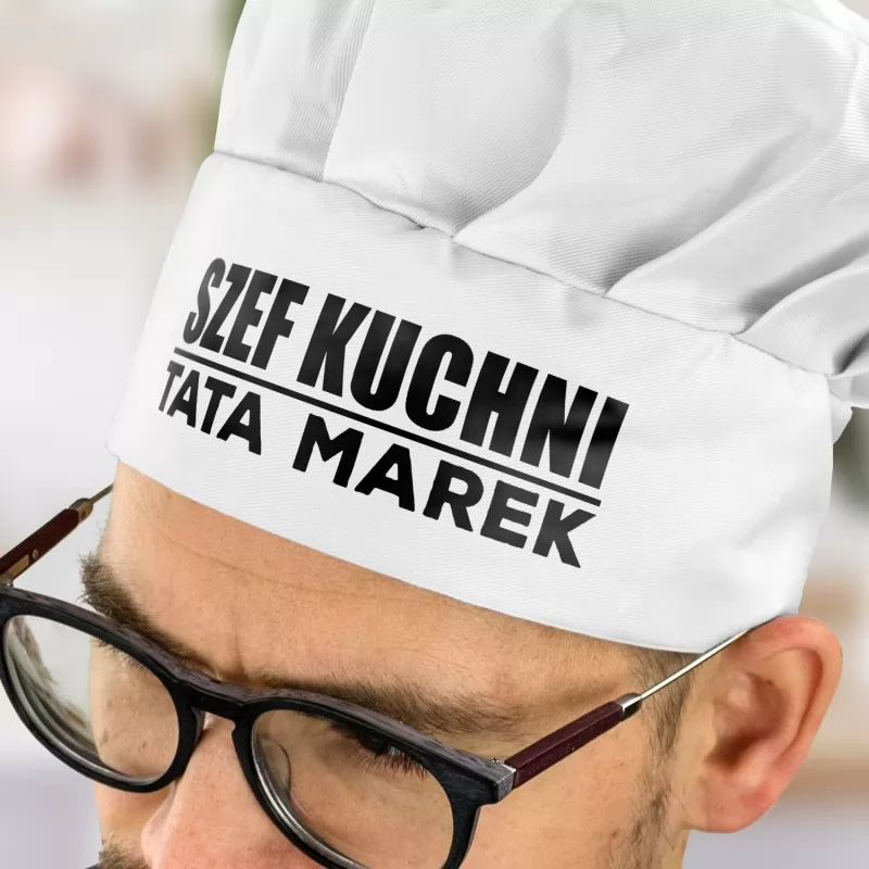 biała czapka kucharska z nadrukiem imienia na prezent dla taty