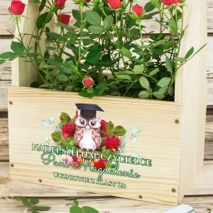 drewniana skrzynka na kwiaty z dedykacją na prezent dla nauczycielki