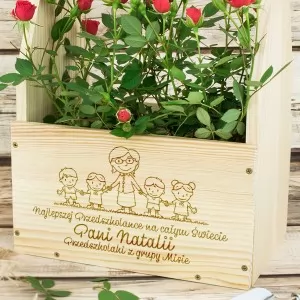 drewniana skrzynka na kwiaty z grawerem na prezent dla przedszkolanki
