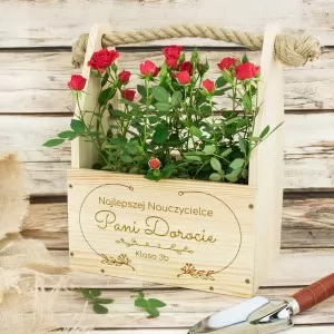 drewniana skrzynka na kwiaty z grawerem dla nauczycielki