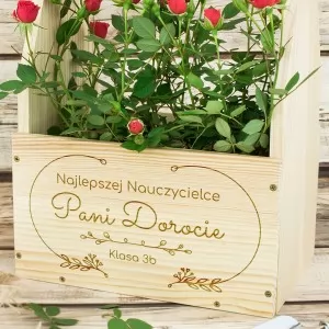 drewniana skrzynka na kwiaty z grawerem dla nauczycielki na prezent