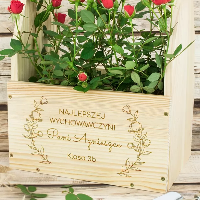 drewniana skrzynka na kwiaty na prezent dla wychowawczyni