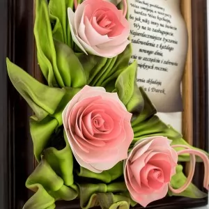 róże i dedykacja na skórzanym obrazie na perłową rocznicę ślubu 