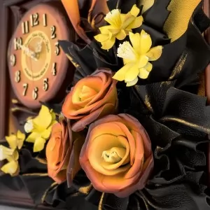 obraz skórzany z zegarem i kwiatami 