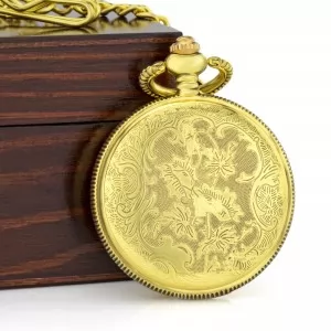 zegarek kieszonkowy z symbolem jelenia i grawerem na pudełku 