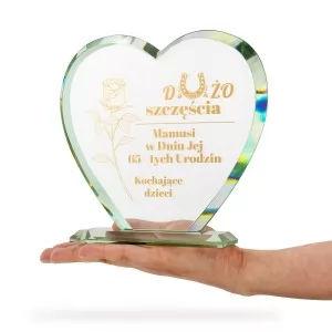 szklana statuetka serce z grawerem dedykacji na 65 urodziny dla mamy