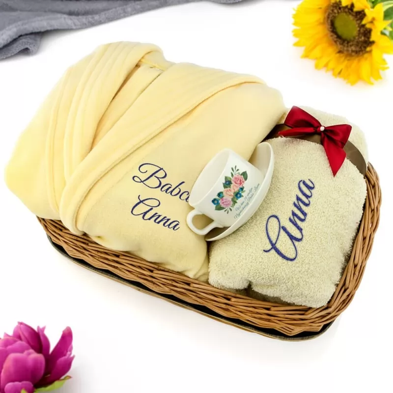szlafrok i ręcznik z haftem na prezent na 70 urodziny 
