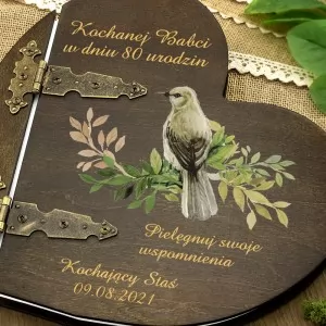 drewniany album z dedykacją na prezent dla babci na 80 urodziny 