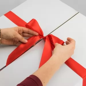 pudełko na prezent z czerwoną kokardą